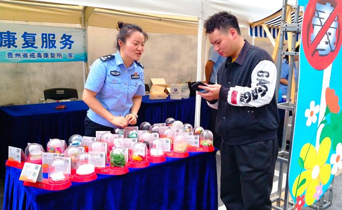 群众在民警的指导下，用手机扫码了解毒品详细的特征.jpg