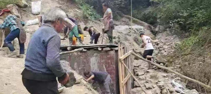 村民團結一致修建水窖。.jpg