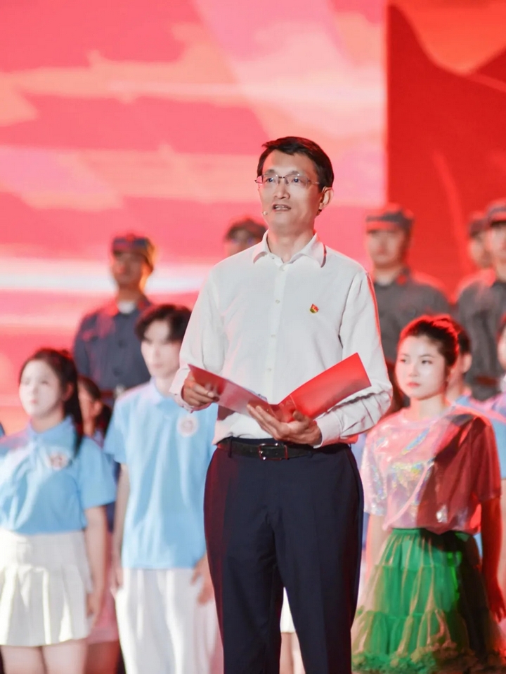 贵州省委教育工委副书记（正厅长级）宋广强作点评讲话.webp.jpg
