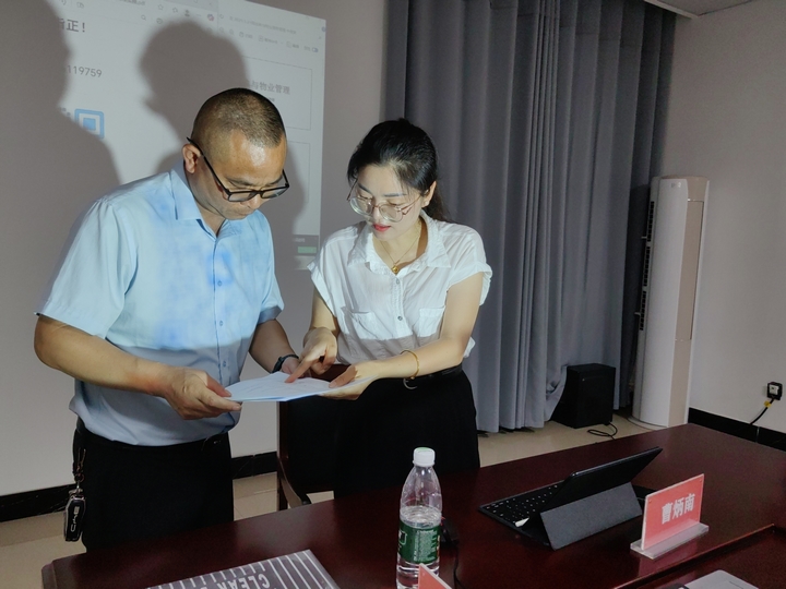 “图为：法治体检”服务团走进石阡吉豪物业服务有限公司开展法治体检，发放法律宣传资料 (2).jpg