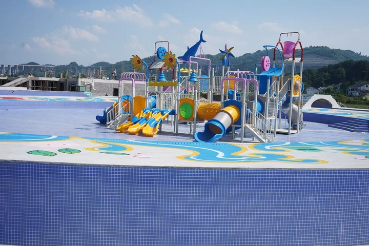 緊鄰西洛街道荷花池的熙野親子樂園 黃源匯 攝.jpg