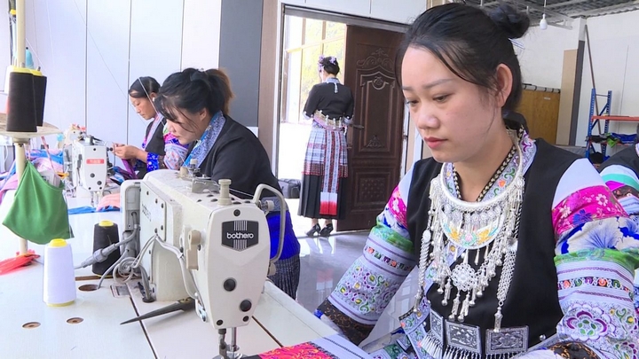 楊家芬的民族服飾加工車間..jpg
