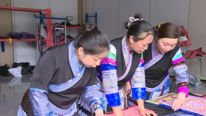 楊家芬的民族服飾加工廠.jpg