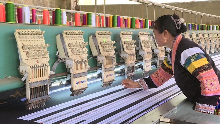 楊家芬的民族服飾加工車間.jpg