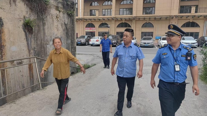 息烽县综合行政执法局工作人员上门对住户进行清理乱堆乱放方面的宣讲.jpg