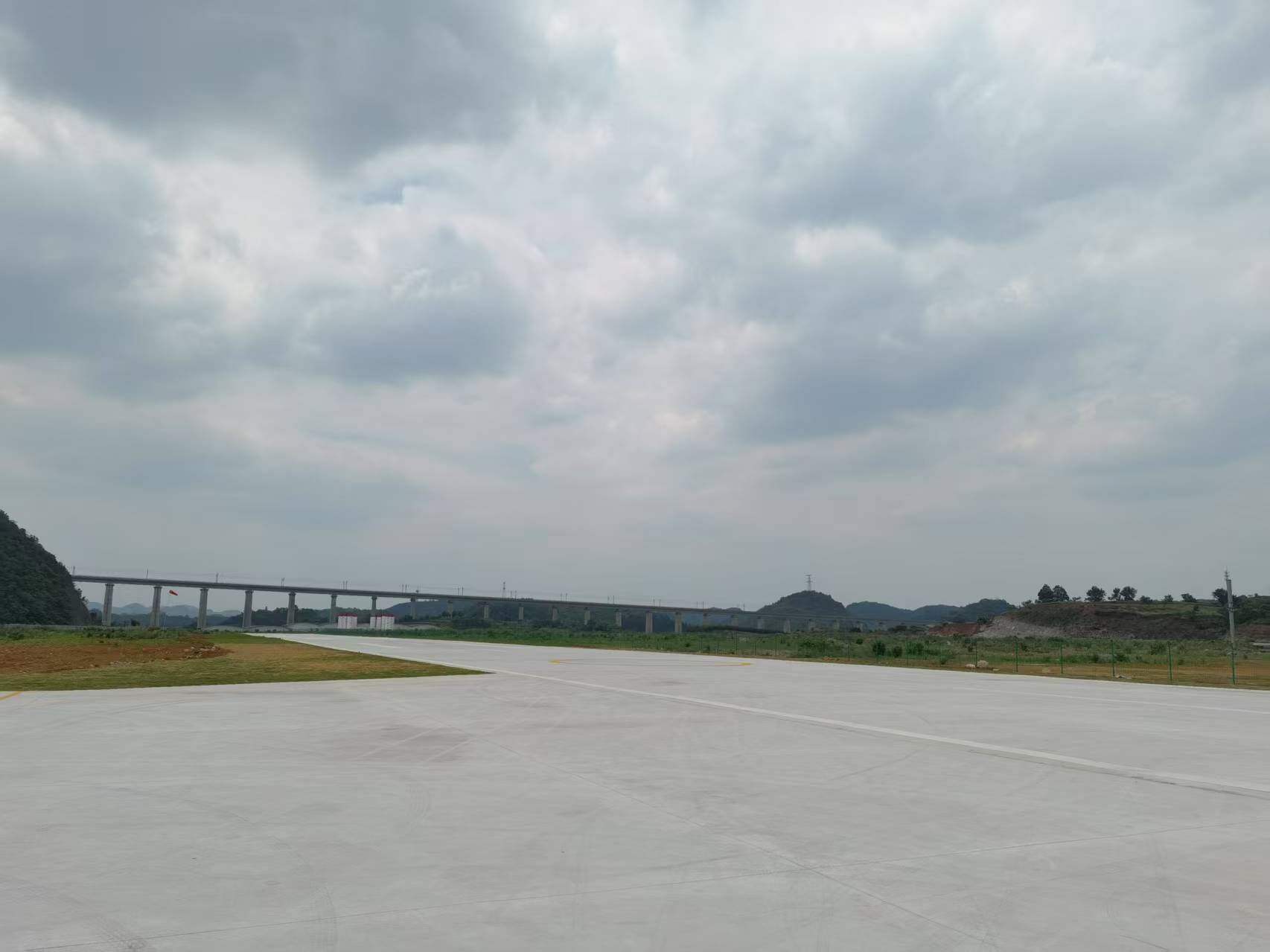镇宁“飞训营地”机场跑道一景.jpg