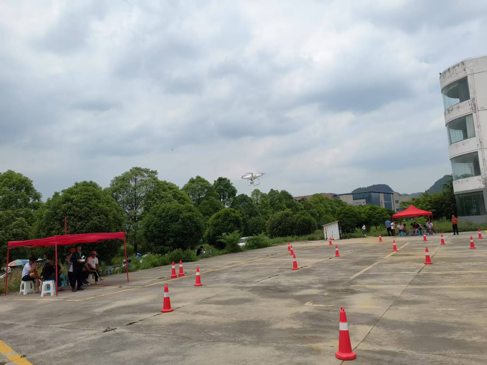 村民正在进行“飞手”培训.jpg