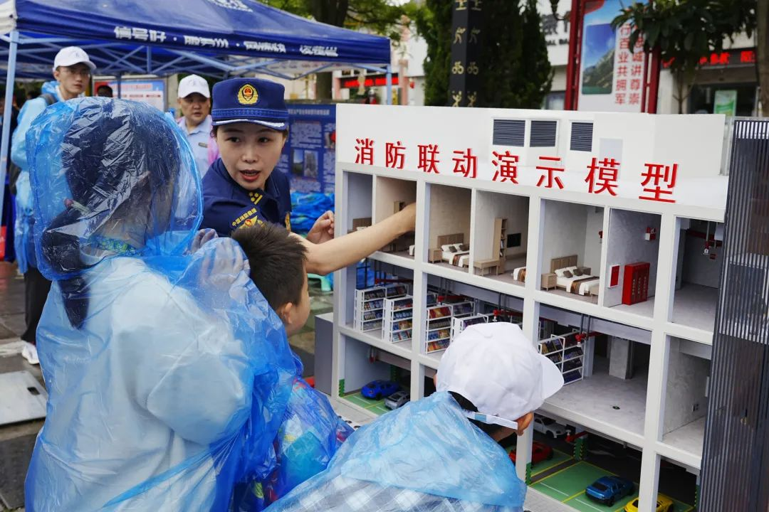 专业队员讲解救援器械。
