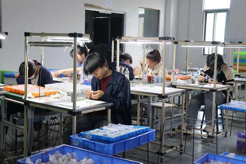 工人正專心致志地工作著。