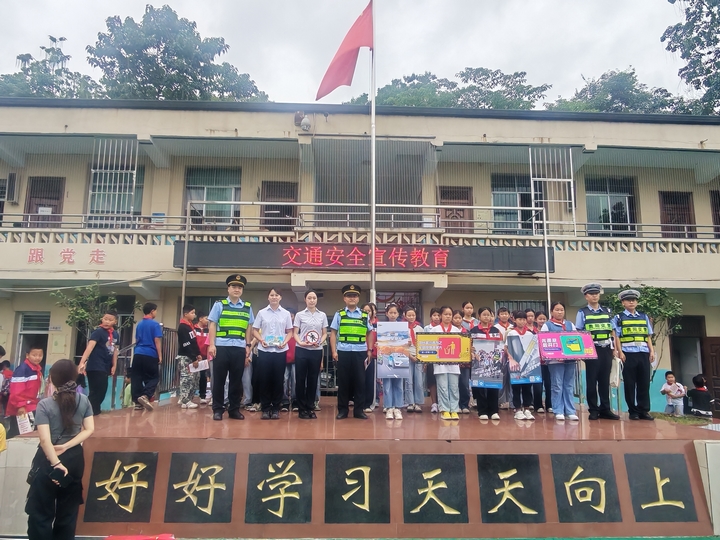 走进乐湾小学开展交通安全教育宣传.jpg
