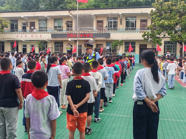 给学生发放宣传资料.jpg