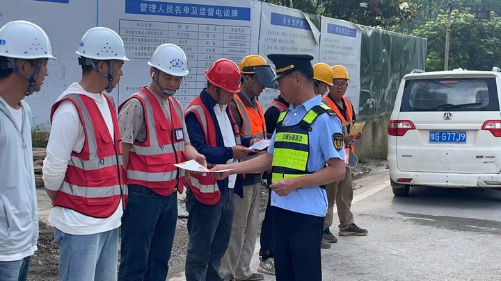 走进高速施工标段进行宣传.jpg