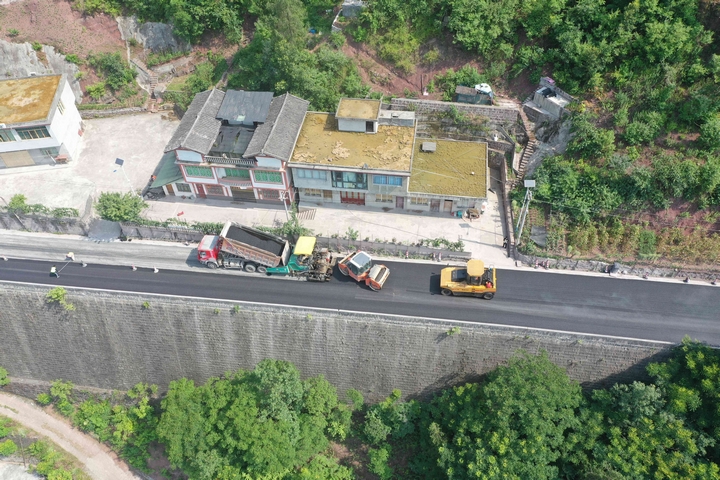 G352天堂壩至土城路段現場施工畫面。稅會靜 攝.jpg
