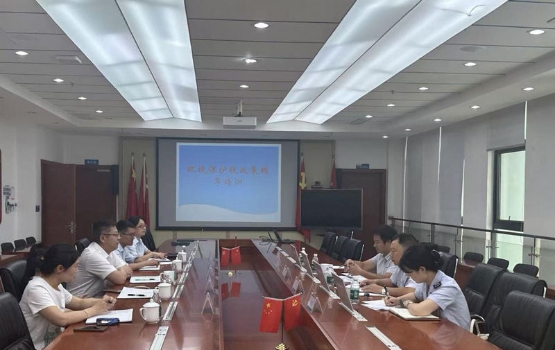 图为税务局工作人员到企业开展宣传辅导。李鸿庆摄
