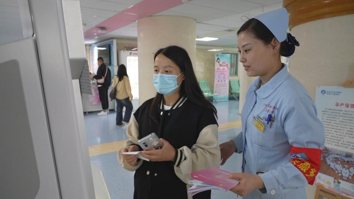 圖：貴陽市婦幼保健院一體化產檢中心護士引導孕媽媽.jpg