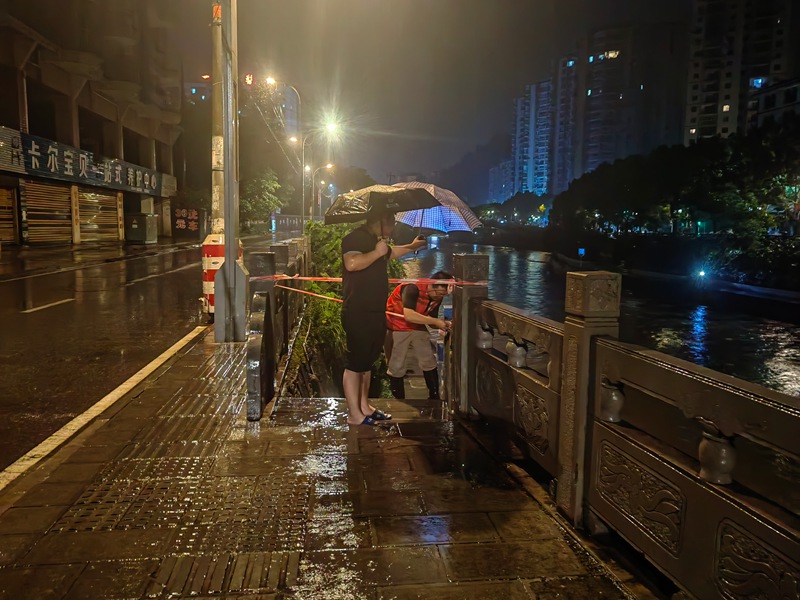 匯川區洗馬路街道黨員干部在夜間開展安全巡查，並在河邊拉上警戒線。匯川區水務局供圖
