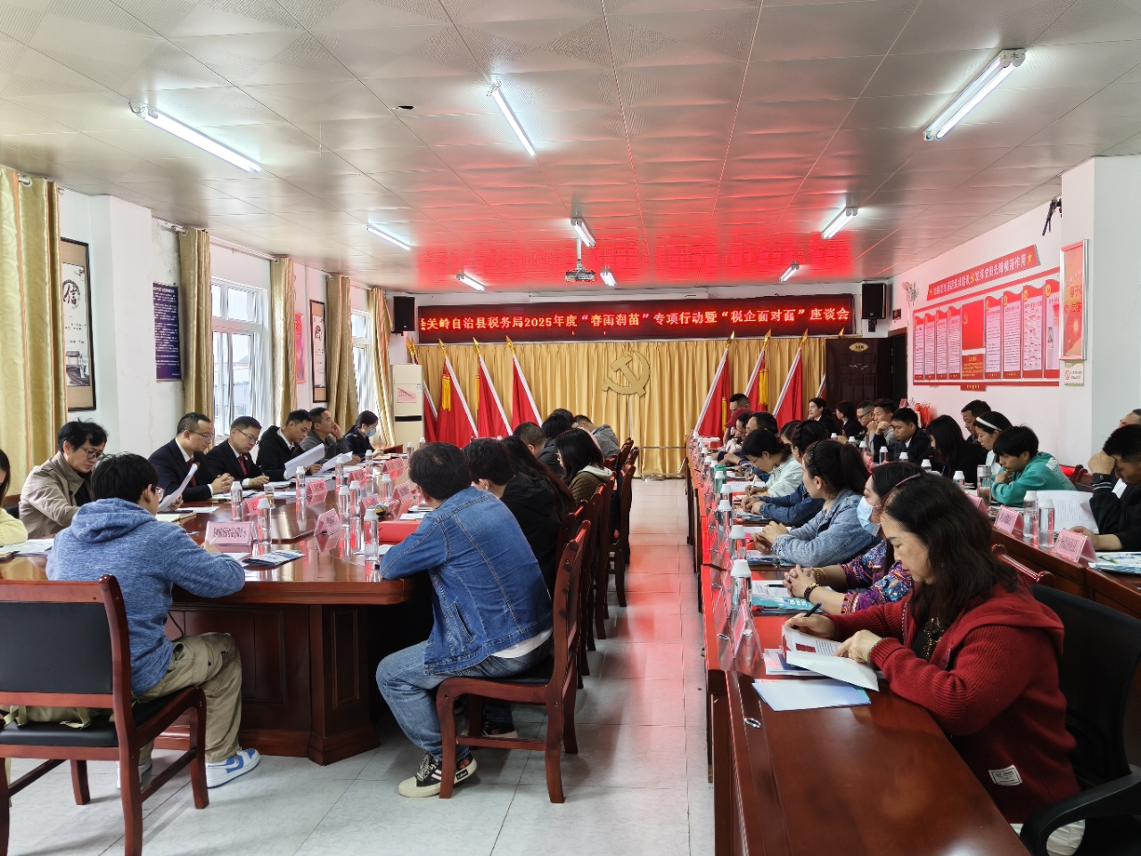1、在关岭县产业园区，关岭自治县税务局联合园区管委会一起举办“税企携手 信用赋能”面对面座谈会，为园区企业送上信用政策宣讲。刘章印摄