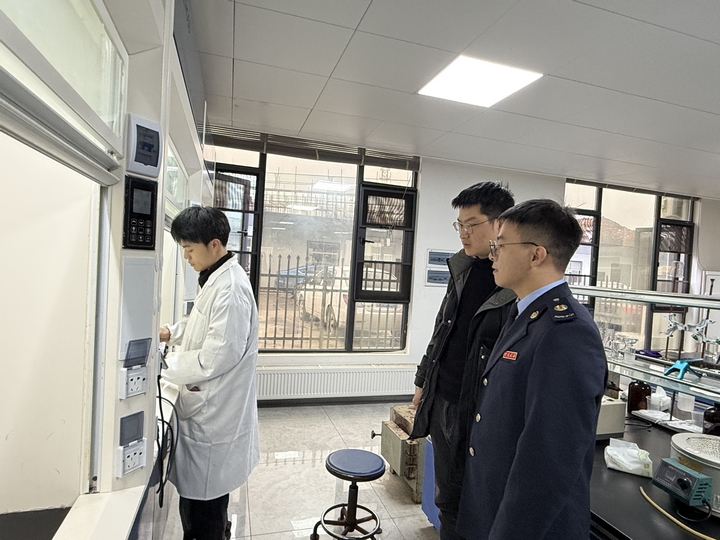 瓮安局税务干部在企业了解研发、生产情况.jpg