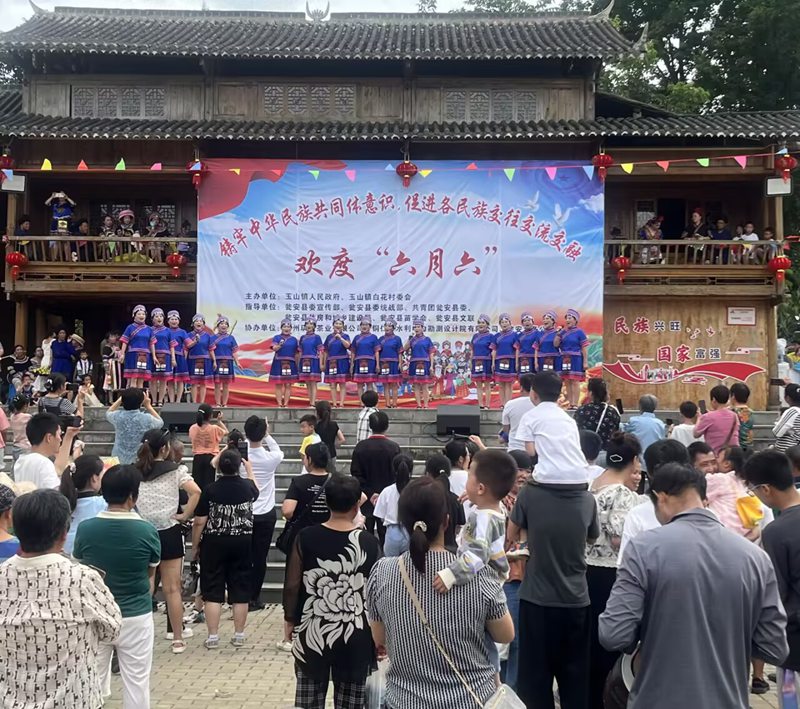 图为用“瓮安调“唱响文明新风。