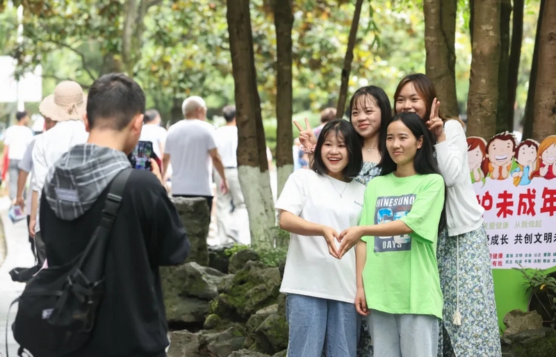 游客打卡黔靈山公園。