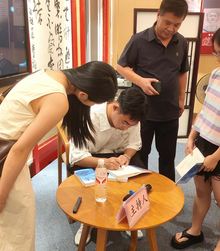 签名赠书。
