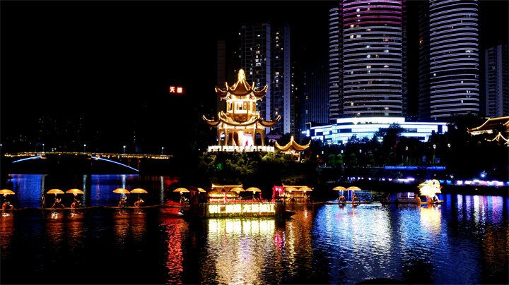 夜晚的中南门古城。