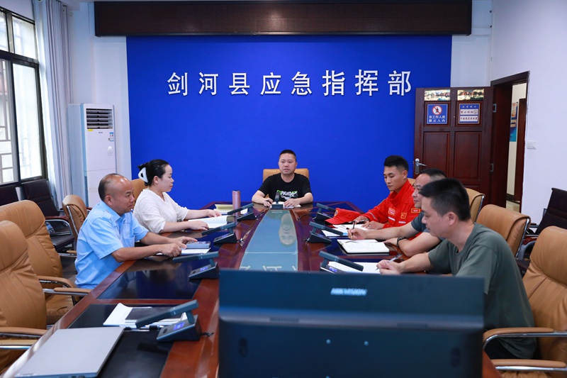 多部門在劍河縣應急指揮部認真會商研判天氣形勢。鐘成炫攝