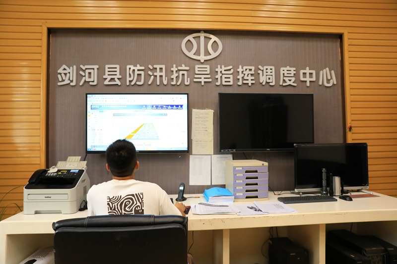 劍河縣防汛抗旱指揮調度中心工作人員查看全縣水域情況。鐘成炫攝