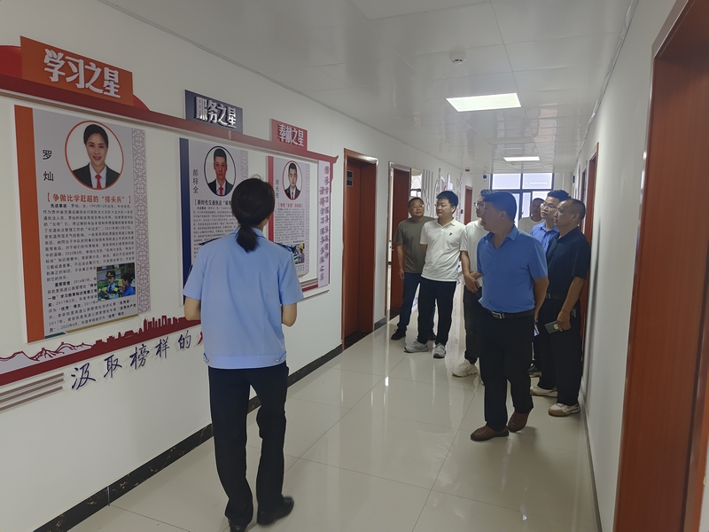 邀代表在十五大队参观走廊文化建设。