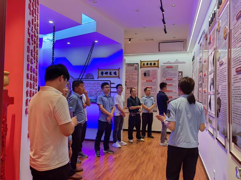 参观清风文化室。