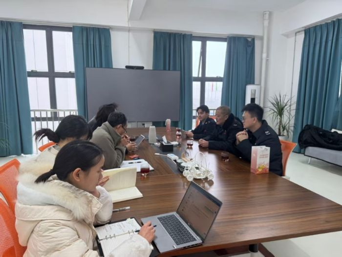 高新区税务局骨干与企业进行座谈。张冰倩摄