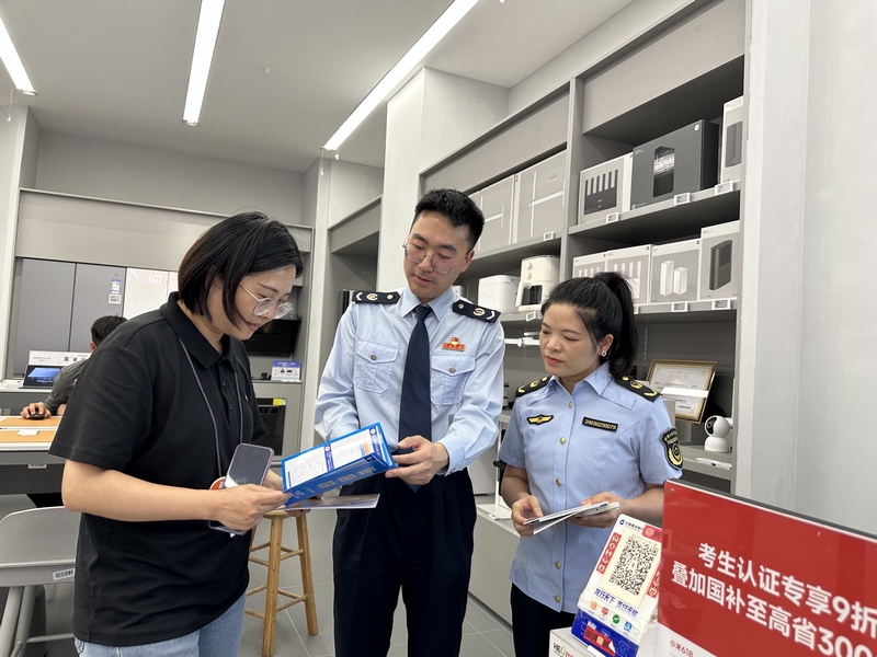 税务人员联合市场监管部门为商户答疑解惑。