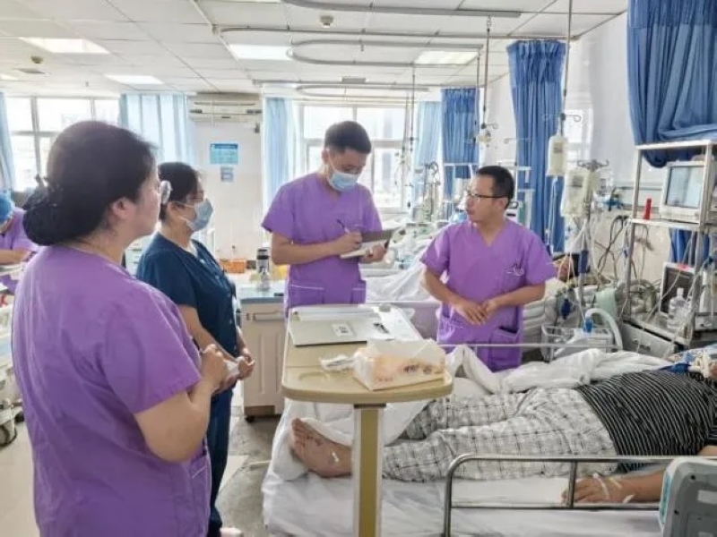 重症醫學科團隊全天候對患者進行治療。