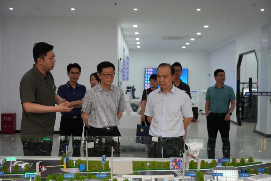 朱洪波在贵州交通职业大学参观车路协同研究实验室。
