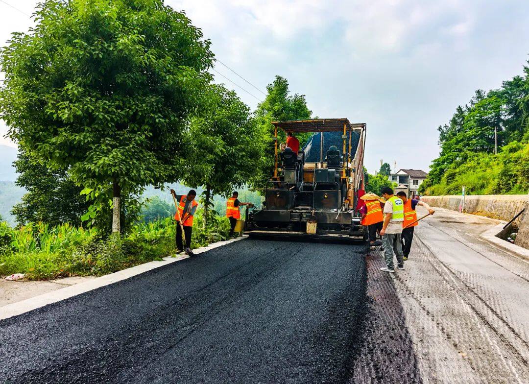 石阡板桥至冷龙路面改造工程。