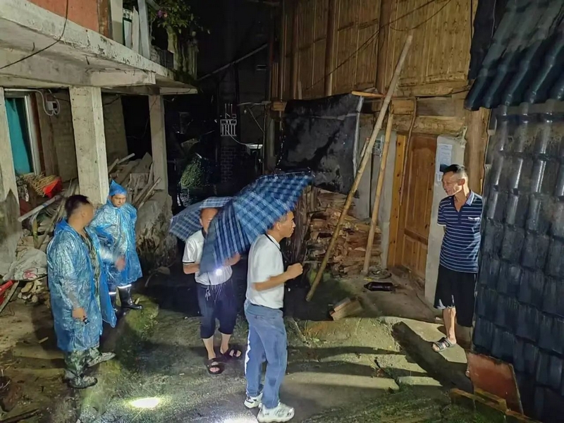 三都县普安镇干部动员群众转移。三都县融媒体中心供图