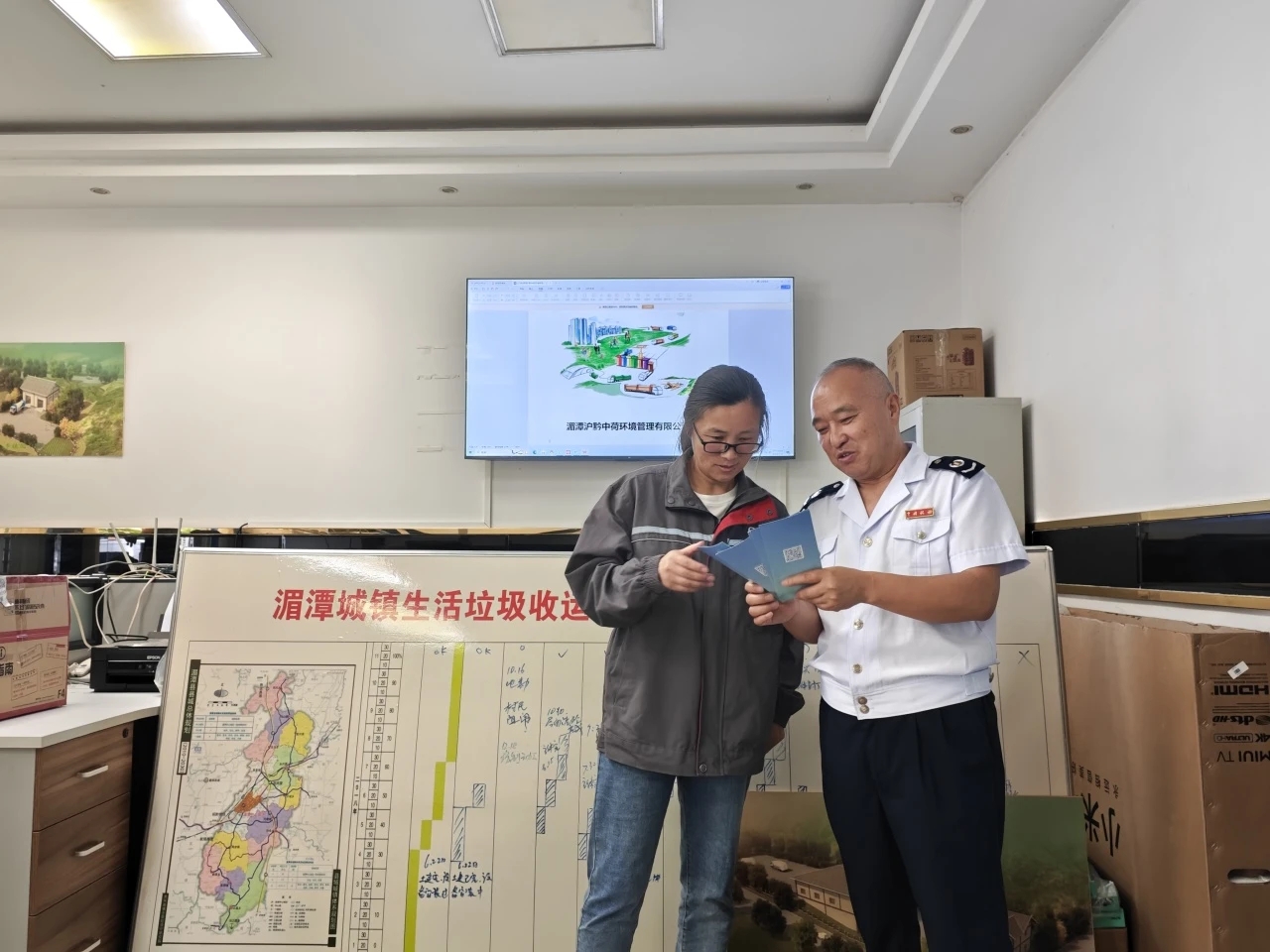 税务干部到企业开展政策上门服务。