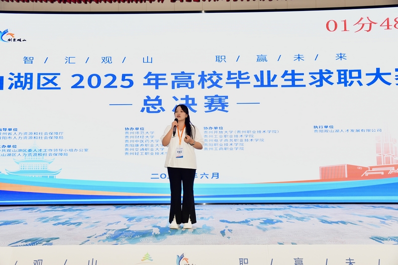 选手们依次上台展示。