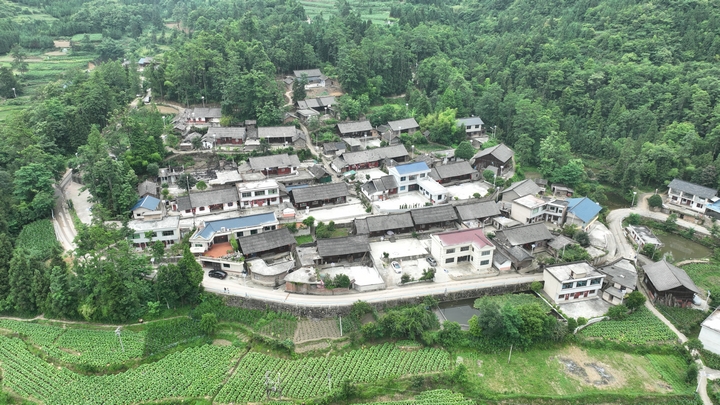 瓮安县岚关乡岚关村村容村貌。.jpg