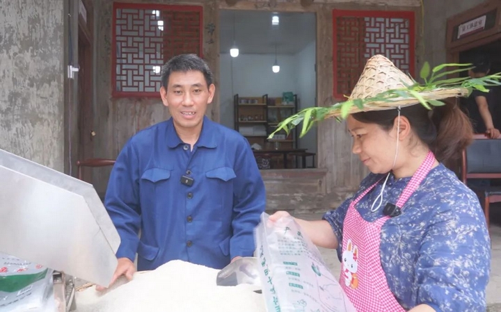 宋锡祥夫妇直播结束整理货物。.jpg