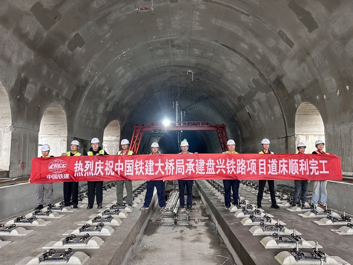 盘兴铁路工程2标道床施工圆满收官。