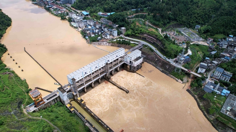 2025年6月22日，位于贵州省黔东南苗族侗族自治州从江县境内的都柳江航电枢纽大坝开闸泄洪。