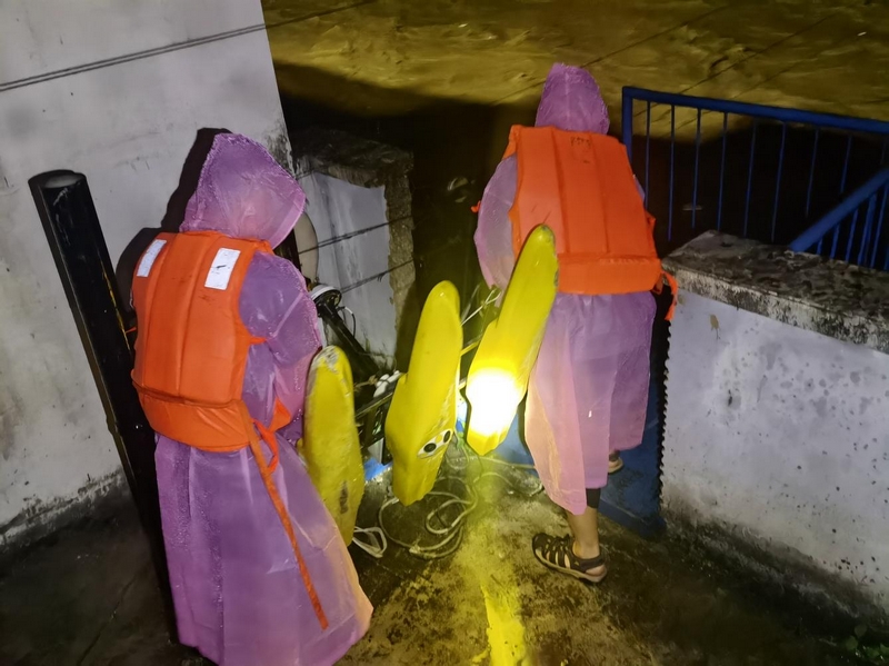黔東南州水文水資源局應急監測隊員在台江水文站搶測洪峰流量。
