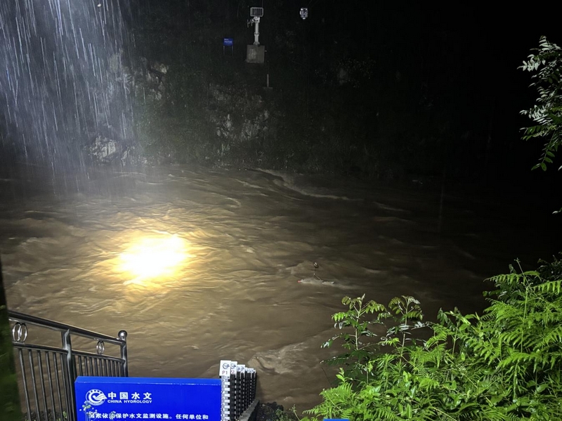 黔東南州水文水資源局應急監測隊員在宰便水文站搶測洪峰流量。
