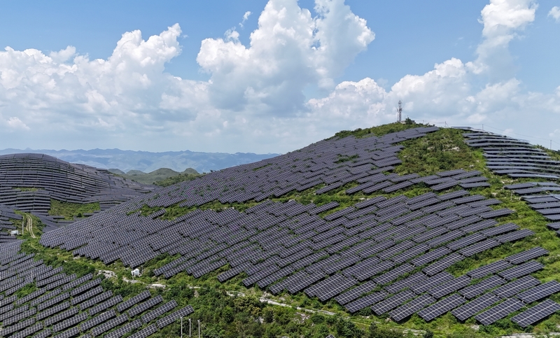 光照镇100兆瓦光伏发电场，每年可发电量达1.1亿度，南方电网晴隆供电局不断调整电网布局，全力服务绿色清洁能源的高效并网和全额消纳。晴隆供电局供图