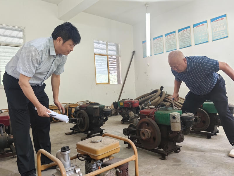 仁怀市水旱灾害防御物资仓库工作人员做好物资记录、检查设备的性能状态。