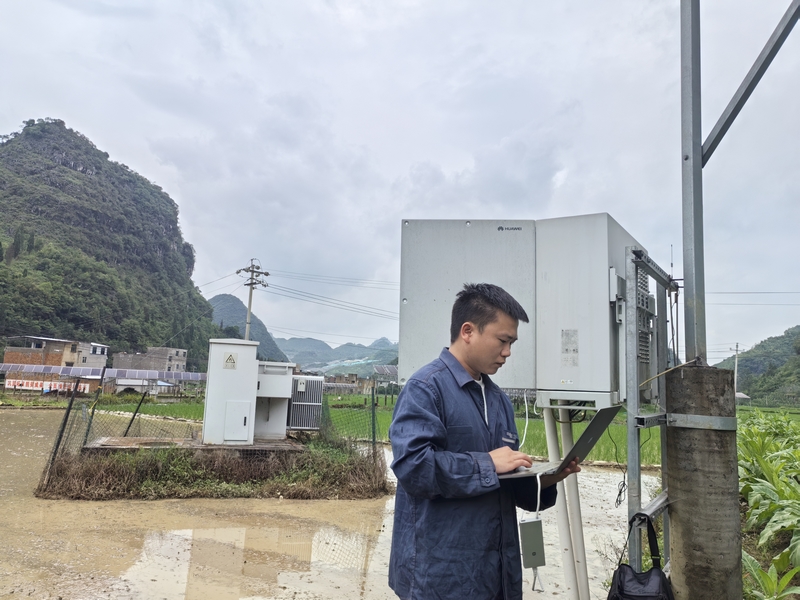 工作人員開展光伏項目網絡安全巡檢。安順供電局供圖