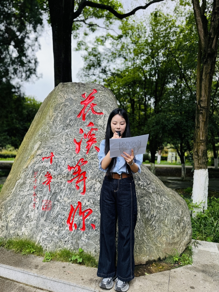 现场朗读。