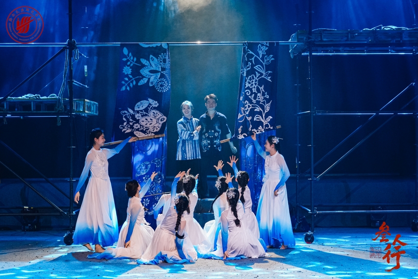 舞剧《三人行》首演。