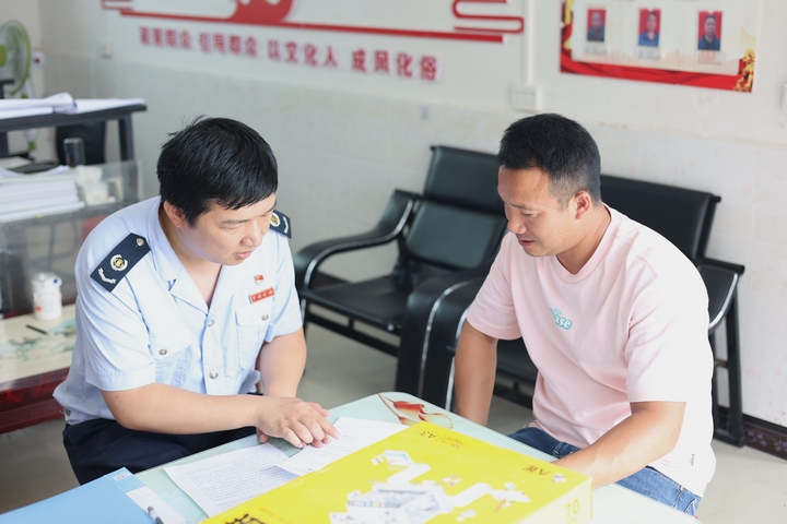 税务干部面对面向青年企业负责人讲解税费优惠政策。杨静摄